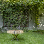Stolik kawowy SPRING do salonu złoty z plastra drewna glamour z linii NATUREL
