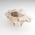Designerski stolik kawowy INTO THE WILD złoty lakierowany z plastra drewna glamour z linii NATUREL