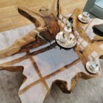 Designerski stolik kawowy INTO THE WILD złoty lakierowany z plastra drewna glamour z linii NATUREL
