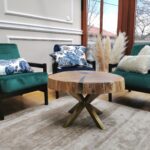 Stolik kawowy SPRING do salonu złoty z plastra drewna glamour z linii NATUREL