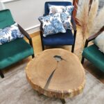 Stolik kawowy SPRING do salonu złoty z plastra drewna glamour z linii NATUREL