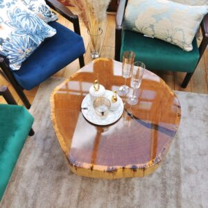 Stolik kawowy SPRING do salonu złoty z plastra drewna glamour z linii NATUREL