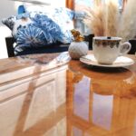 Stolik kawowy SPRING do salonu złoty z plastra drewna glamour z linii NATUREL