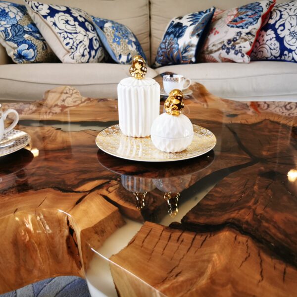 Stolik kawowy INTO THE WILD do salonu złoty z plastra drewna glamour z linii NATUREL