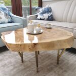 Stolik kawowy BLANCHE do salonu złoty z plastra drewna glamour z linii NATUREL