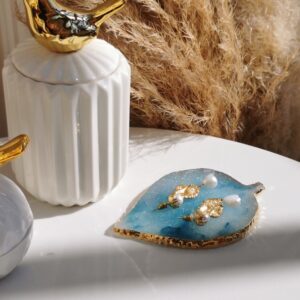 Ozdobna dekoracyjna złota tacka glamour na biżuterię LEAF - błyszcząca błękitna