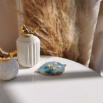 Ozdobna dekoracyjna złota tacka glamour na biżuterię LEAF - błyszcząca błękitna
