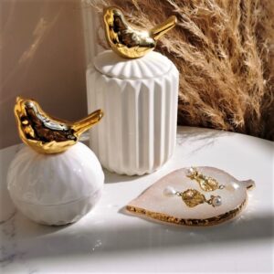 Ozdobna dekoracyjna złota tacka glamour na biżuterię LEAF - błyszcząca biała - na stanie