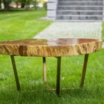 Stolik kawowy OAK TREE do salonu złoty z plastra drewna glamour z linii NATUREL