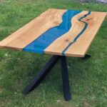 Wyjątkowy stół jadalniany dębowy 220x110 rzeka MAREA z żywicy niebieskiej lakierowany z linii NATUREL