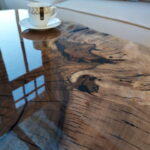 Designerski stolik kawowy FLORELLA złoty lakierowany z plastra drewna glamour z linii NATUREL