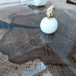Designerski stolik kawowy CORELL czarny lakierowany z plastra drewna glamour z linii NATUREL