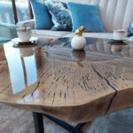 Designerski stolik kawowy CORELL czarny lakierowany z plastra drewna glamour z linii NATUREL