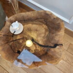 Stolik kawowy WILD gold do salonu z plastra drewna glamour z linii NATUREL