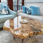 Designerski stolik kawowy ALBERO złoty z plastra drewna glamour z linii NATUREL