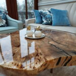 Designerski stolik kawowy ALBERO złoty z plastra drewna glamour z linii NATUREL