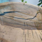 Stolik kawowy WILD BLACK do salonu z plastra drewna glamour z linii NATUREL