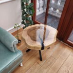 Stolik kawowy WILD BLACK do salonu z plastra drewna glamour z linii NATUREL