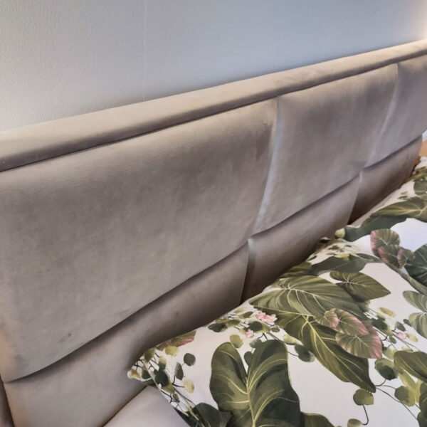 Łóżko LINETTA wygodne ekskluzywne nowojorskie glamour tapicerowane beżowe szare z linii CLASSIC