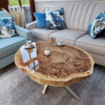 Designerski stolik kawowy COMO złoty lakierowany z plastra drewna glamour z linii NATUREL