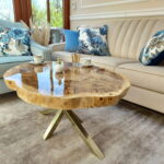 Designerski stolik kawowy COMO złoty lakierowany z plastra drewna glamour z linii NATUREL