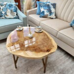 Designerski stolik kawowy CAMPIONE złoty lakierowany z plastra drewna glamour z linii NATUREL