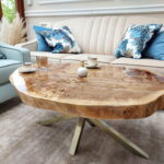 Designerski stolik kawowy GIORGIO złoty lakierowany z plastra drewna glamour z linii NATUREL