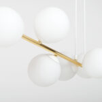 Lampa sufitowa wisząca nowoczesna elegancka GRAVITY 8 biała złota klosze kule biel opal