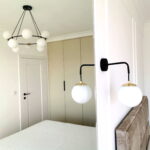 Lampa sufitowa wisząca nowoczesna minimalistyczna AZURA 8 czarna klosze kule biel opal