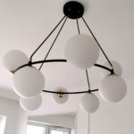 Lampa sufitowa wisząca nowoczesna minimalistyczna AZURA 8 czarna klosze kule biel opal
