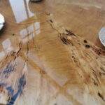Designerski stolik kawowy GIOVANNI z plastra drewna glamour złoty połysk z linii NATUREL