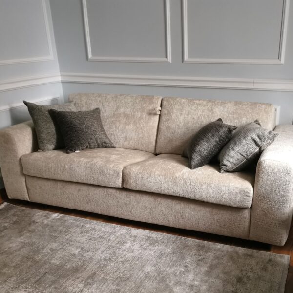 Wygodna sofa glamour MARGO pikowana modern classic hamptons z linii ESCLUSIVO