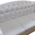 Wygodna sofa glamour MARGO z funkcją spania modern classic hamptons pikowana biała z linii ESCLUSIVO