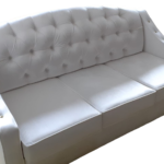 Wygodna sofa glamour MARGO z funkcją spania modern classic hamptons pikowana biała z linii ESCLUSIVO