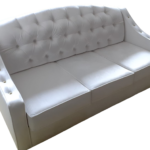 Wygodna sofa glamour MARGO z funkcją spania modern classic hamptons pikowana biała z linii ESCLUSIVO