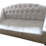 Wygodna sofa glamour MARGO z funkcją spania modern classic hamptons pikowana biała z linii ESCLUSIVO