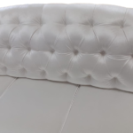 Wygodna sofa glamour MARGO z funkcją spania modern classic hamptons pikowana biała z linii ESCLUSIVO