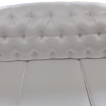 Wygodna sofa glamour MARGO z funkcją spania modern classic hamptons pikowana biała z linii ESCLUSIVO