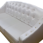 Wygodna sofa glamour MARGO z funkcją spania modern classic hamptons pikowana biała z linii ESCLUSIVO