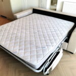 Nowoczesna sofa hotelowa ALICANTE rozkładana sztruksowa z włoską funkcją spania z linii ESCLUSIVO